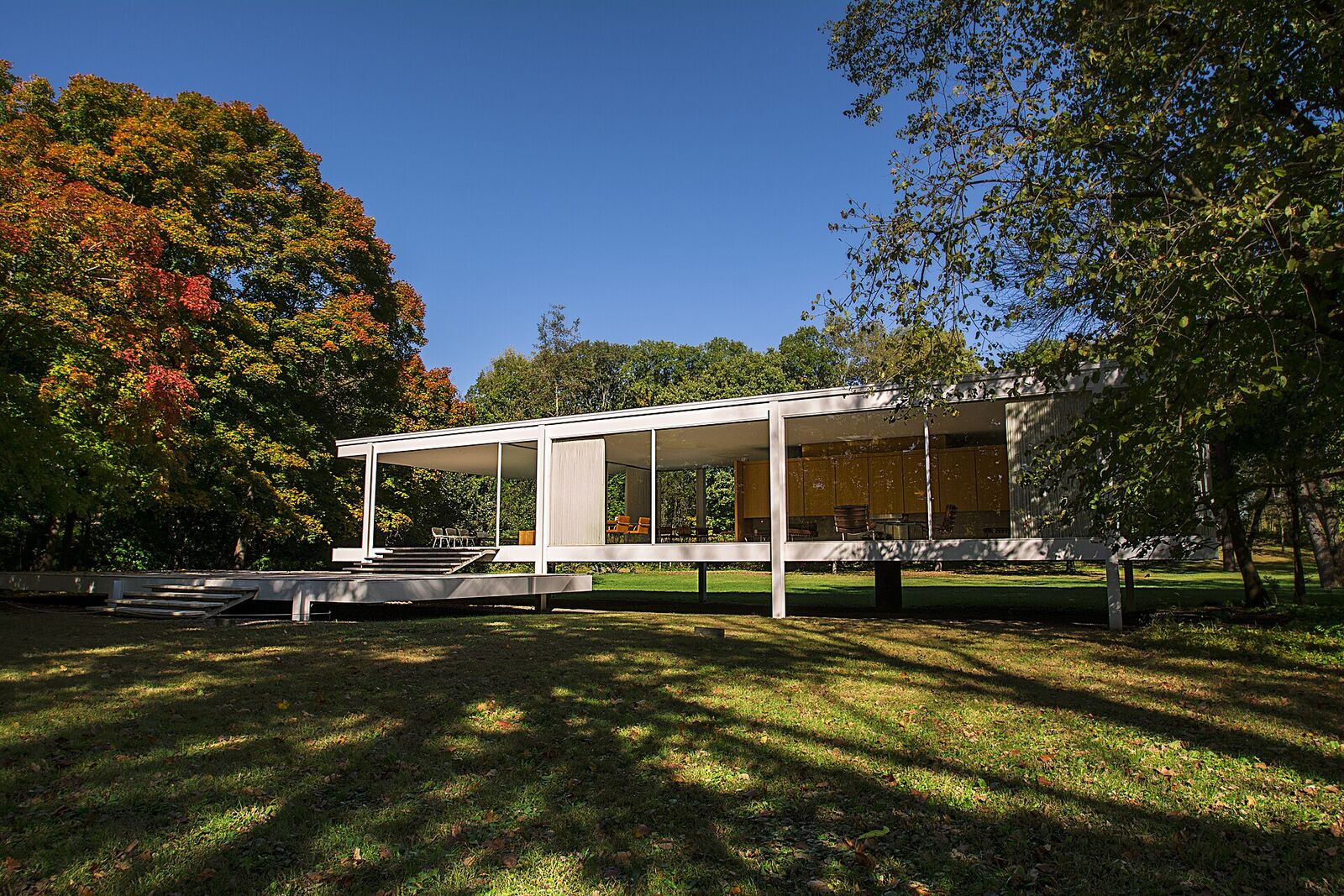 Casa Farnsworth vista no ambiente natural