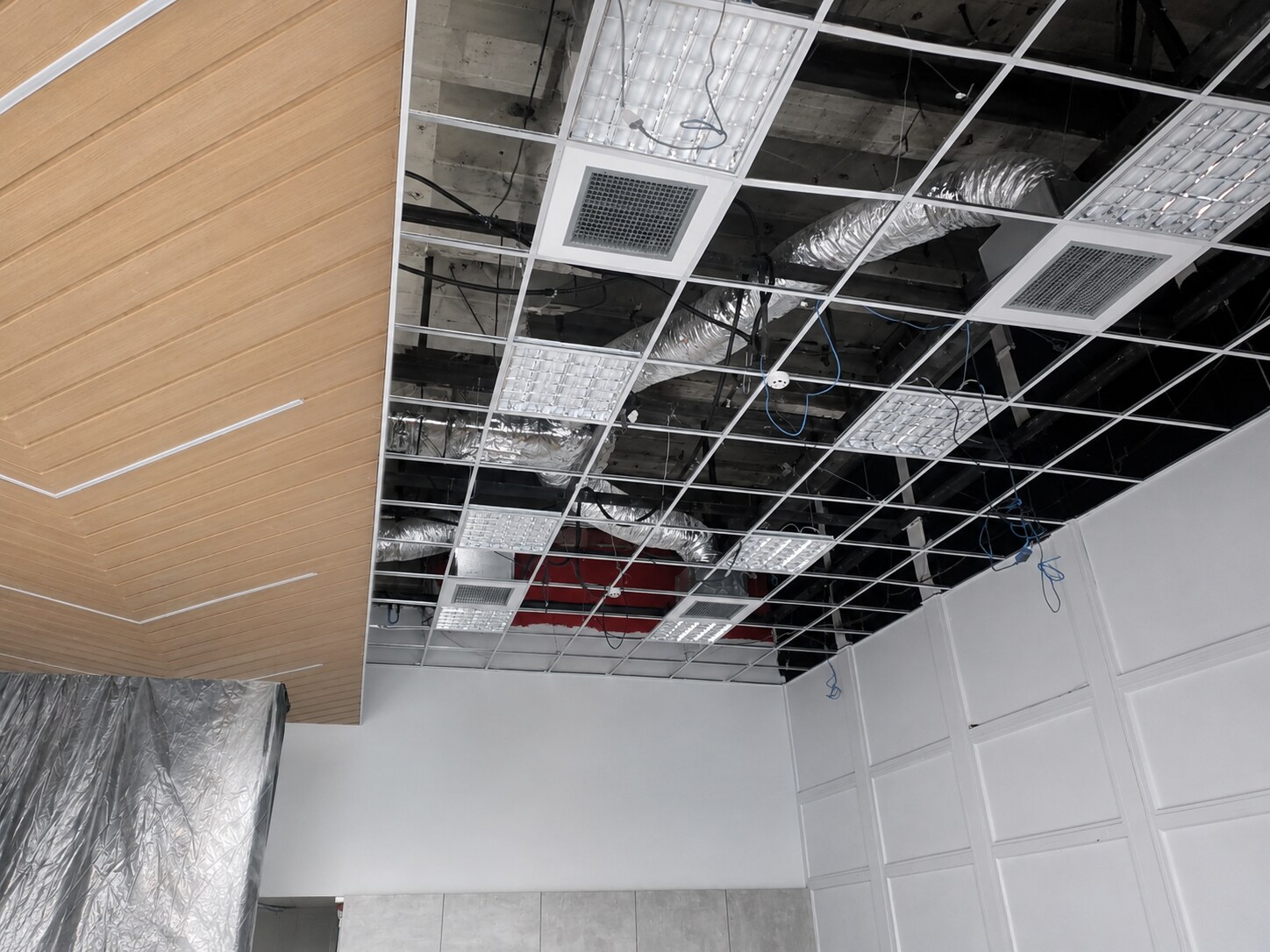 Infraestrutura de climatização, elétrica e forro em execução
